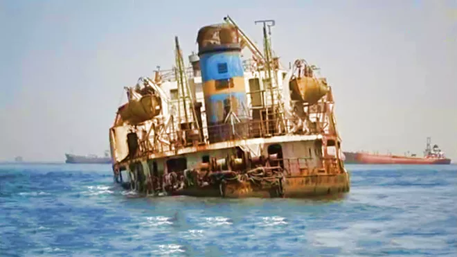 12 سفينة متهالكة تهدد عدن بكوارث بيئية وبحرية كبيرة